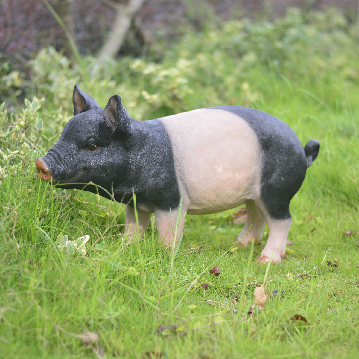 Garden Pig Statues Outdoor Decor, 26″ Realistic Resin Pig Figurines, Black Spotted Pig Lawn Ornaments for Yard Patio Farm Backyard Landscape Decorations
